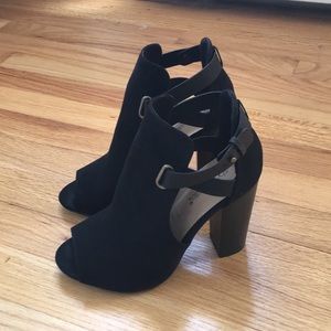 NWT ShoeDazzle Rika Booties, Black, Size 8W